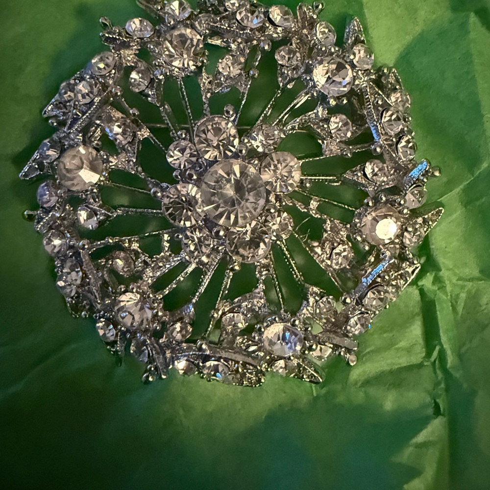 Silver Starburst Brooch with Rhinestones - Picture 4 of 4
